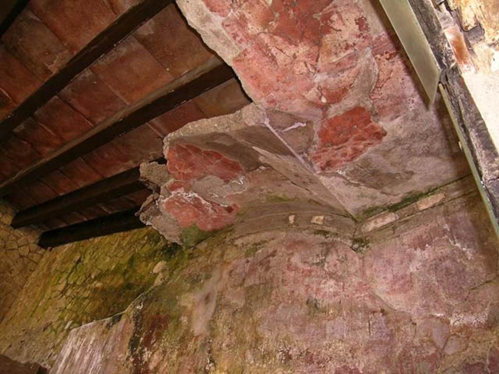 V.19-20 Herculaneum.  May 2005. Looking towards west wall of cubiculum on upper floor, with remains of vaulted ceiling. 
Photo courtesy of Nicolas Monteix.